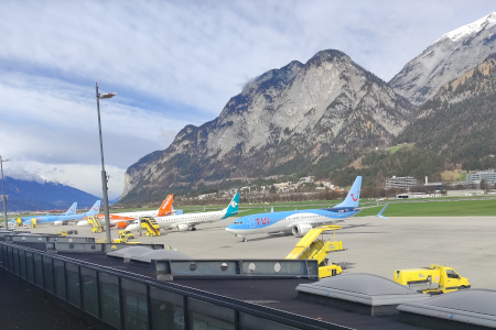 Airporttransfer, Fotograf: Vjekoslav Domuz, das Foto zeigt Airporttransfertaxi in St. Anton am Arlberg.
